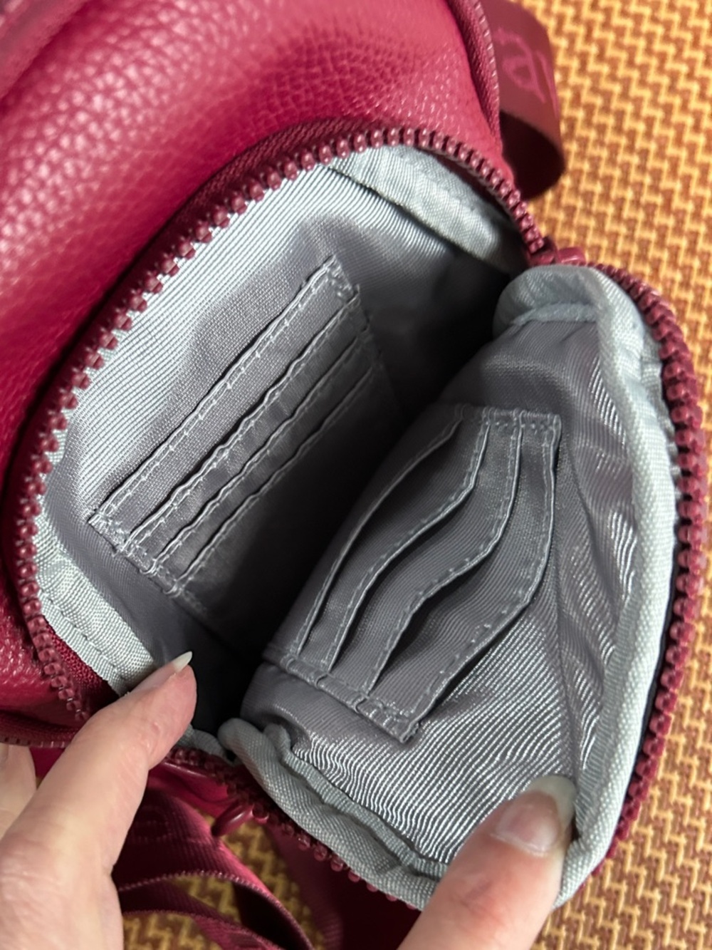 Samantha Brown Crossbody Bag in Burgandy - Picture 4 of 10
